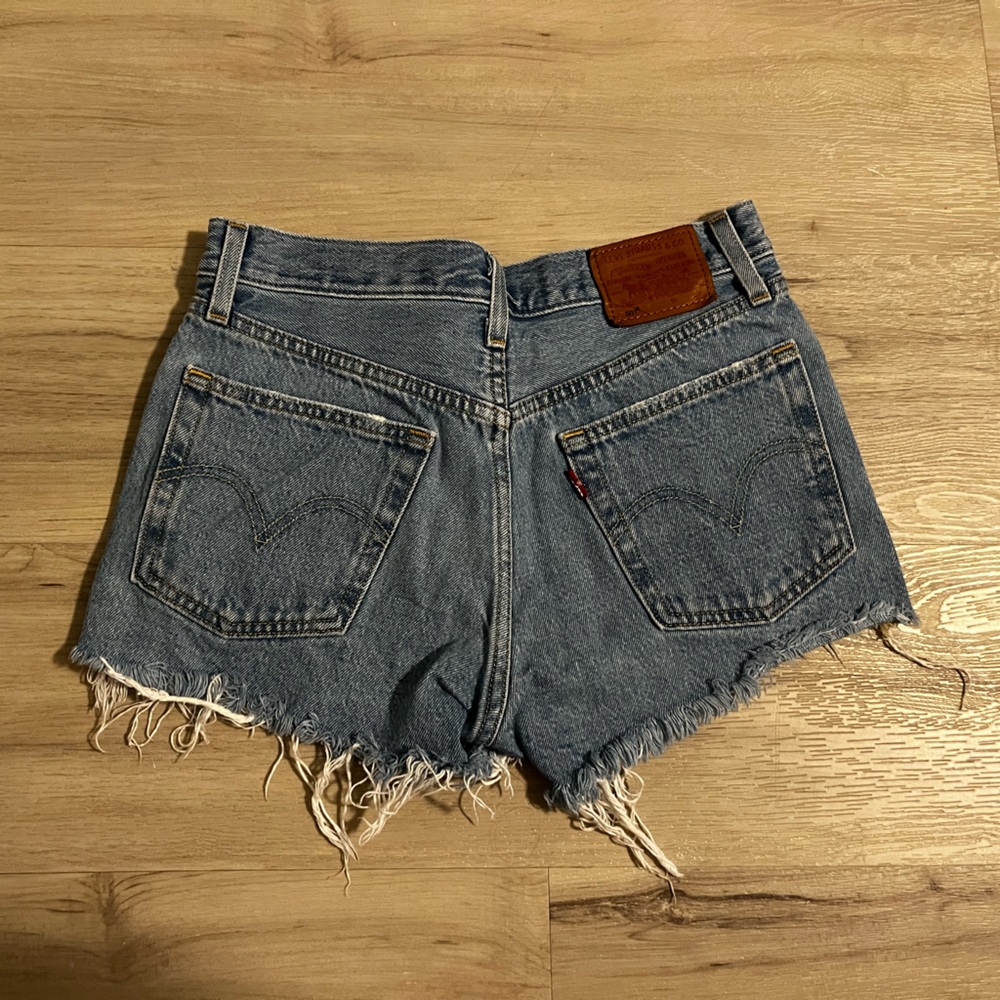 Levi’s 501 Light Wash Denim Shorts - Picture 3 of 4